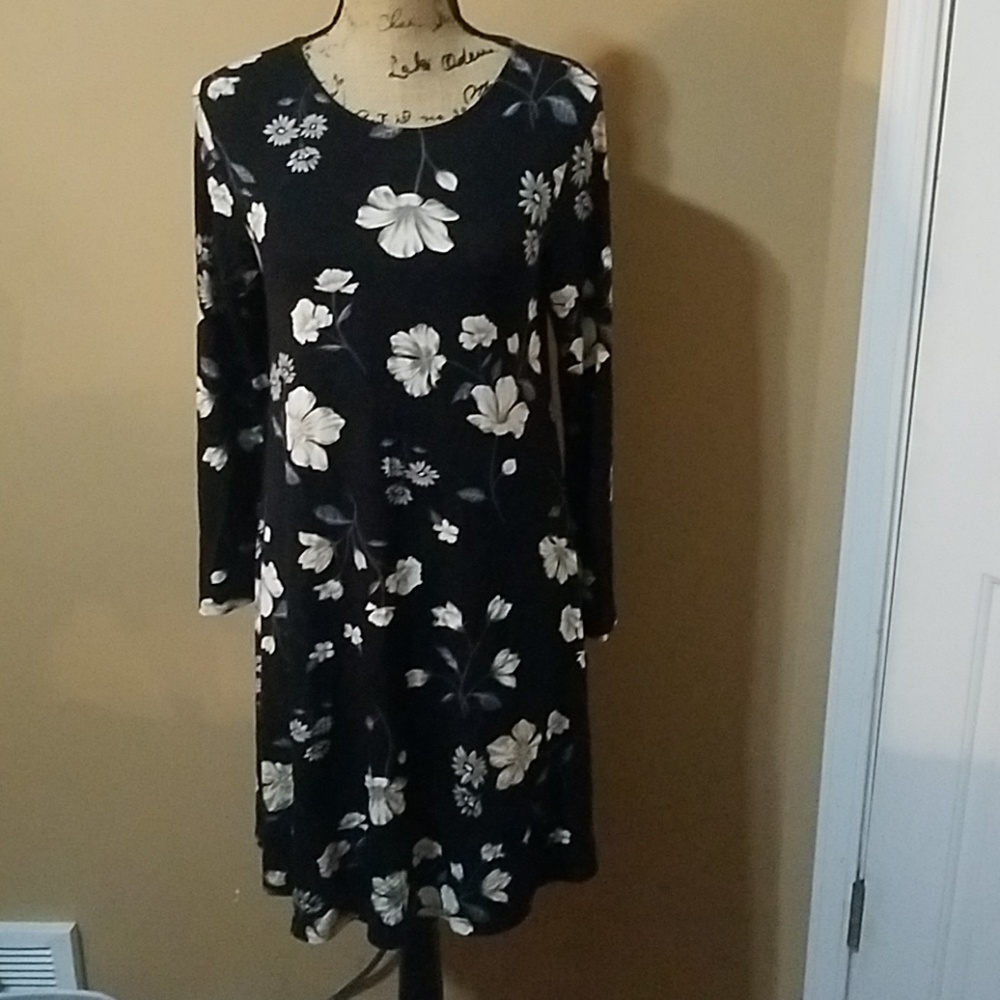 Old Navy floral dress. Worn once.